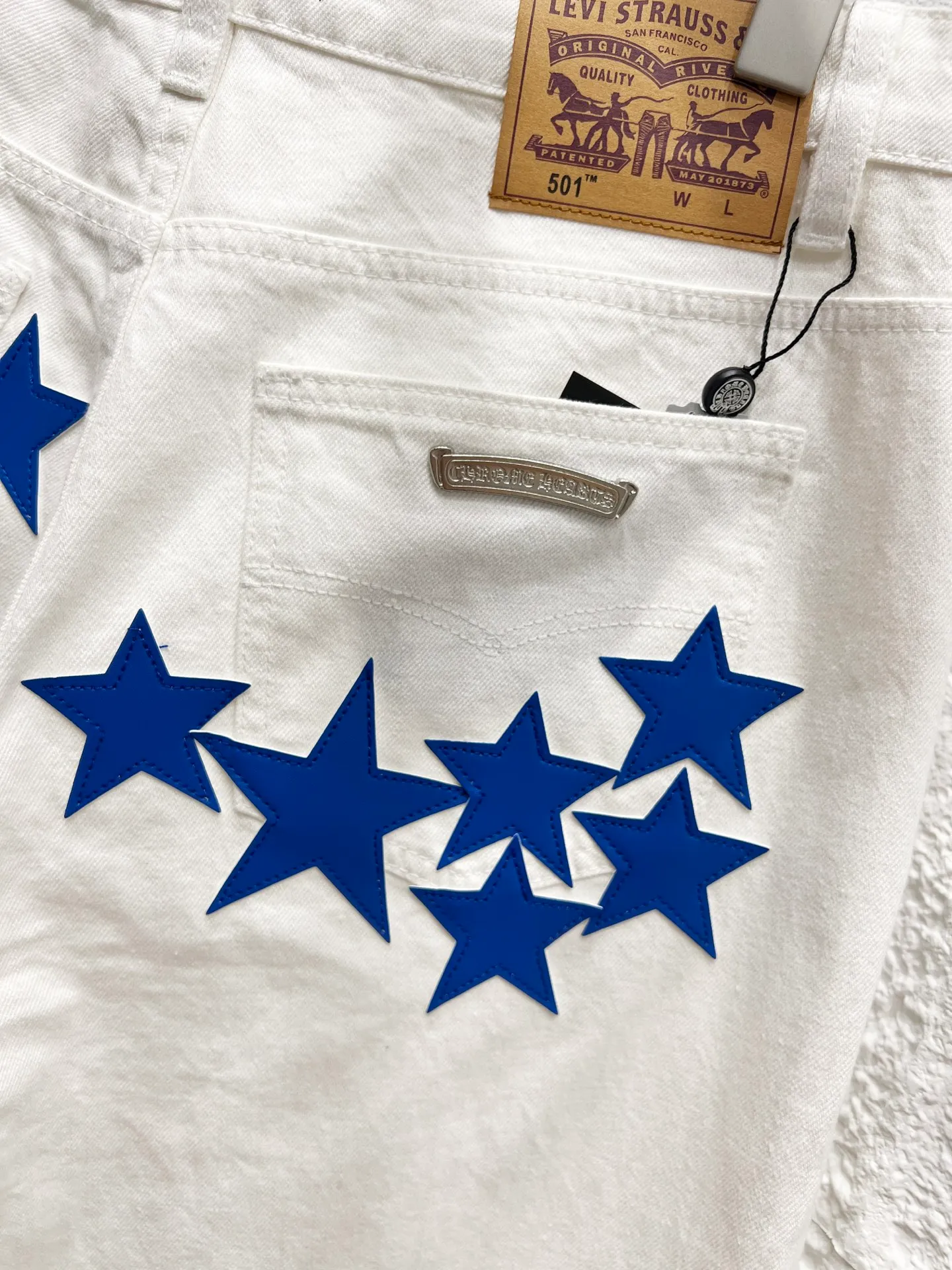P230 Style number: H849 Chrome hearts & Chrome hearts 25ss blue five-pointed star frame leather jeans CH Chrome hearts double knee five-pointed star frame leather bo1 version logging pants straight work pants B136 Chrome hearts cross Sanskrit overalls Counter price 24W level, patched cross flower embellishment, high-waisted washed jeans! ! Absolutely high-end luxury products, 1.9W level god-level single products, super popular products, made by top heavy industry, not to be missed. About Zangyin, this is an extremely luxurious fashion brand, which can also be called the nobles of the high street. It has always been an exclusive brand of some hipsters or rich second generation. Compared with ordinary high streets, it is more luxurious and noble. Compared with luxury brands, it has a more fashionable personality and has always been a brand that I have a special liking for. Imported yarn is custom-woven into a high-density twill canvas, which ensures a crisp silhouette while also making the fabric feel very delicate. It follows the B01 classic silhouette and has a crisp and stylish upper body. The ready-made garments are stone-milled and fermented and can be matched with any style. Buttons and zinc-brushed washable genuine YKK retro metal products. Double-layered canvas on the front. Perfect details. All hardware is perfect. Size: 30-32-34-36 Color: White pants with leather five-pointed star